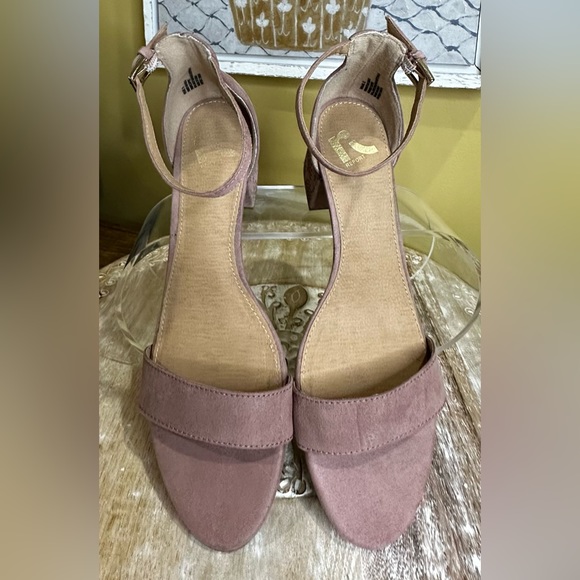 EUC Report 2.25” Block Heels. Velvet Upper in Mauve/Dusty Rose. Size 8 - Picture 4 of 15